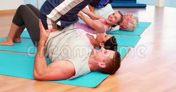 瑜伽课在运动垫上玩得开心视频的预览图