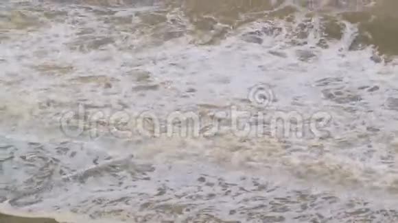 暴风雨的一天海浪拍打着海岸视频的预览图