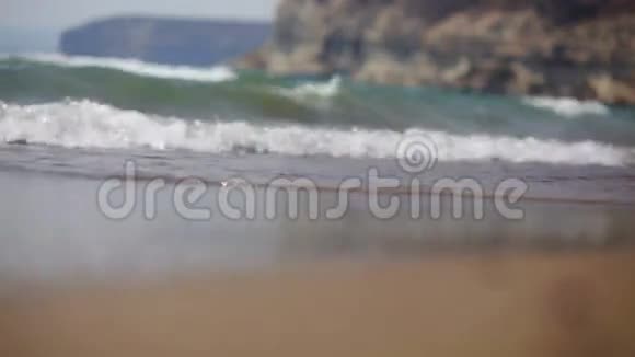 美丽的沙滩靠在岩石上视频的预览图