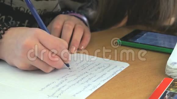 女学生把课文写在白纸上视频的预览图