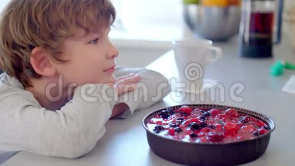 伤心的小男孩独自庆祝生日视频的预览图