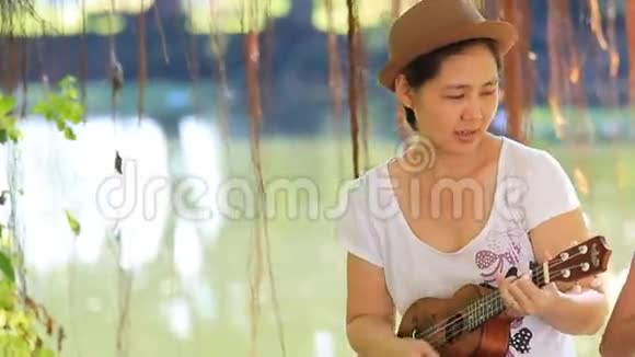 亚洲母亲为女儿演奏四弦琴视频的预览图