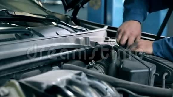 机械师修理发动机的问题视频的预览图