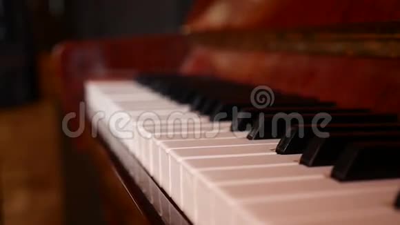 旧棕色钢琴音乐艺术课视频的预览图