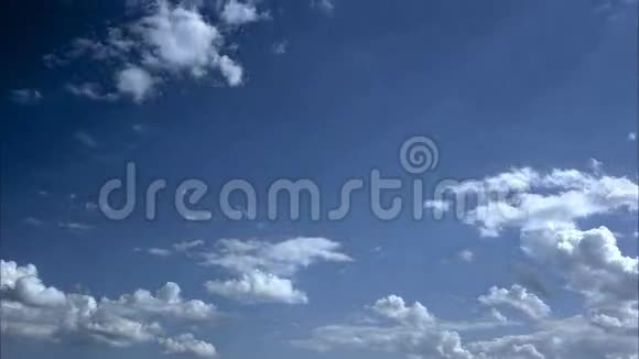 自然背景白云奔跑蓝天视频的预览图