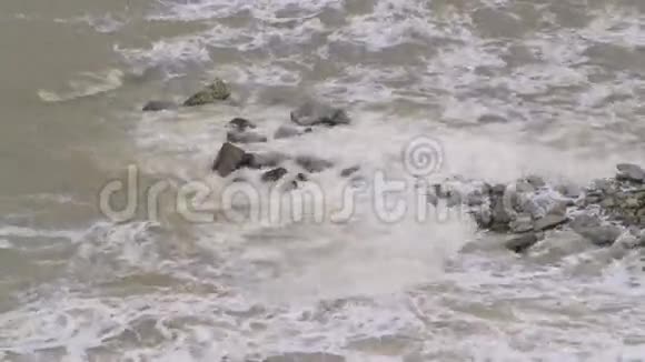 暴风雨的一天海浪拍打着海岸视频的预览图