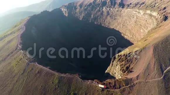 空中观景台意大利维苏威火山的完整火山口那不勒斯从高处拍摄的史诗火山片段视频的预览图