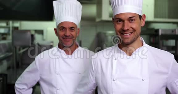 两位微笑的厨师竖起大拇指对着镜头视频的预览图