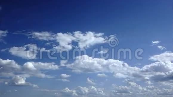 自然背景白云奔跑蓝天视频的预览图