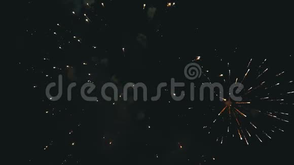 烟花在夜空中闪烁在180fps中缓慢运动真正的烟花与烟雾视频的预览图