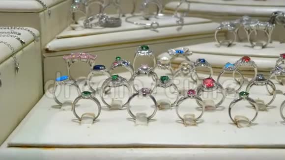 各种银环宝石和珠宝由银制成的橱窗视频的预览图