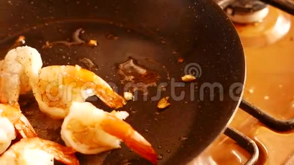 用油煎锅把大虾炸好4UHDK视频的预览图