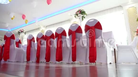 餐厅咖啡厅的一排椅子婚礼视频艺术视频的预览图