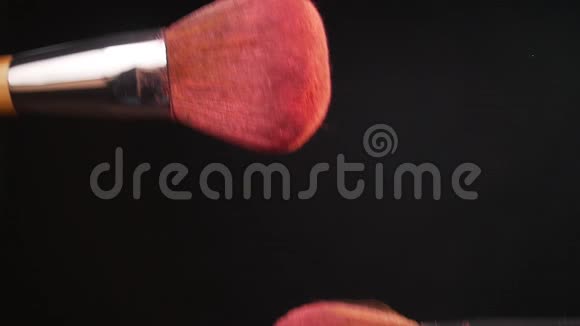 黑色背景粉刷与粉红色粉末视频的预览图