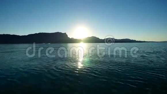 在开阔的湖面上航行视频的预览图