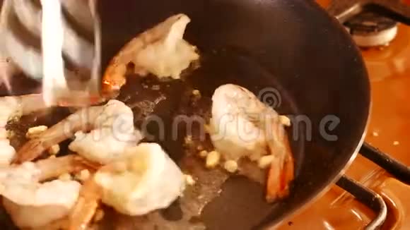 用油煎锅把大虾炸好4UHDK视频的预览图