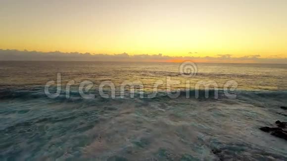 巨浪卷进瓦胡岛西北海岸视频的预览图