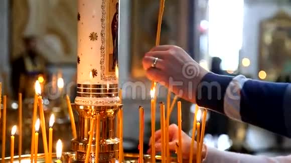 在俄罗斯教堂烧蜡烛视频的预览图