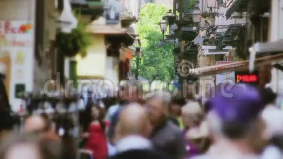 意大利拥挤的旅游购物街视频的预览图