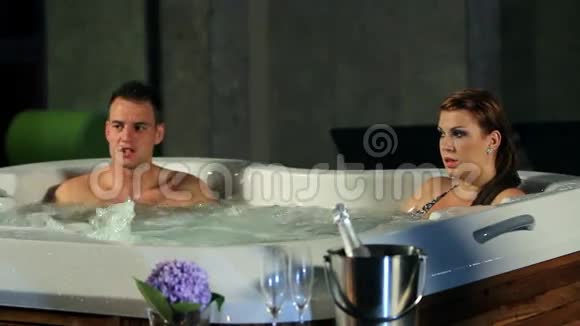 年轻浪漫的情侣在按摩浴缸里共度时光视频的预览图