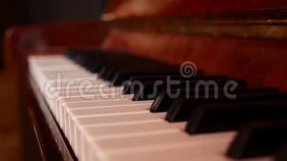 旧棕色钢琴音乐课艺术录像视频的预览图