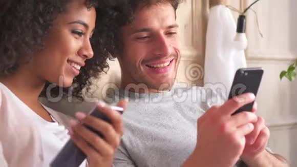 快乐夫妻在家分享手机视频的预览图