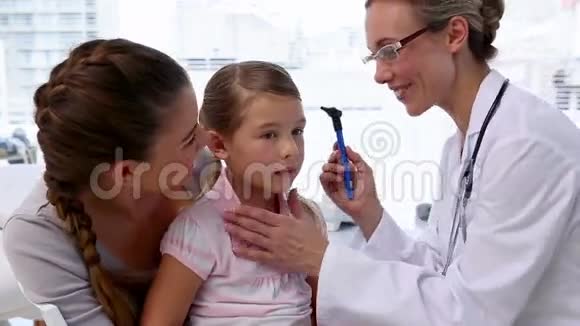 医生检查小女孩的耳朵视频的预览图
