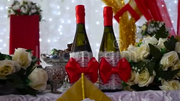 餐厅里的一排椅子香槟视频摆桌美食婚礼艺术视频的预览图