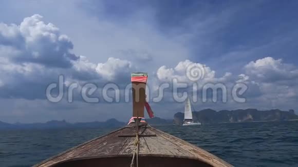 木船在岛上缓慢行驶视频的预览图