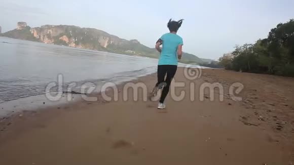 小女孩沿着日出海滩奔跑视频的预览图