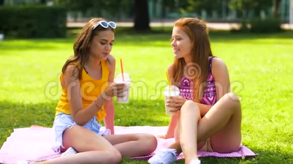 在公园野餐时带牛奶奶昔的少女视频的预览图