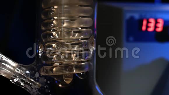 水晶螺旋螺旋玻璃管与水关闭玻璃螺旋管从回流冷凝器与自来水视频的预览图