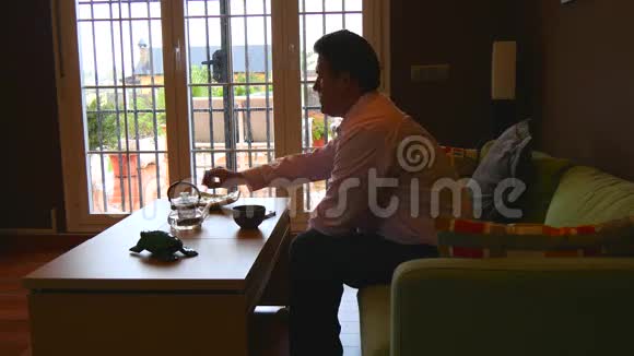 人在客厅喝茶4K视频的预览图