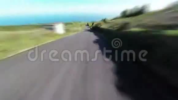 快速驶入弯曲山路视频的预览图