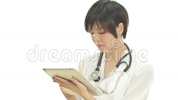 亚洲女医生在做药片视频的预览图