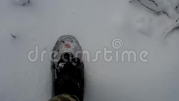 人在雪地里穿上雪鞋视频的预览图