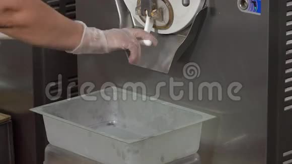 冰箱里的冰淇淋生产灌装箱视频的预览图