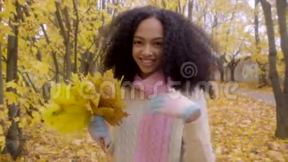 可爱的少女穿过秋天的森林视频的预览图