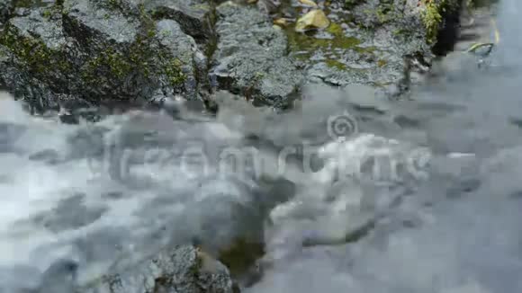 干净的饮用水流视频的预览图