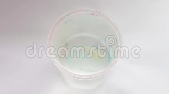 油漆溶于一杯水中视频的预览图