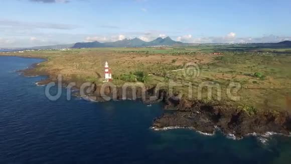 飞越印度洋和石滩飞往毛里求斯的灯塔视频的预览图