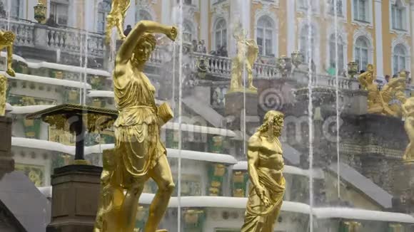 大瀑布著名的彼得戈喷泉在圣彼得堡俄罗斯视频的预览图