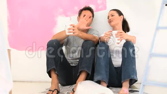 不错的一对夫妇在粉刷公寓后喝酒视频的预览图