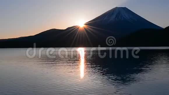 日出之日和富士山来自日本莫托苏湖视频的预览图