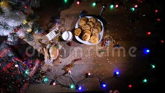 上景木制棕色桌子上面装饰着圣诞用品和花环红色的圣诞灯关门视频的预览图