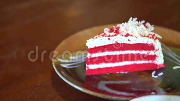 在木桌上的盘子里放红色天鹅绒蛋糕的视频面包店甜蜜的派对时光视频的预览图