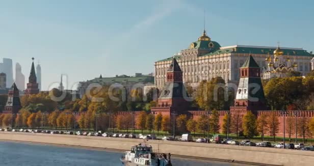 阳光明媚的夏日莫斯科河湾克里姆林宫视频的预览图