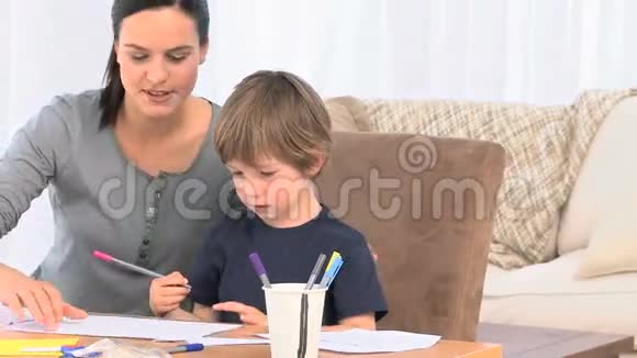 可爱的母亲帮儿子画画视频的预览图