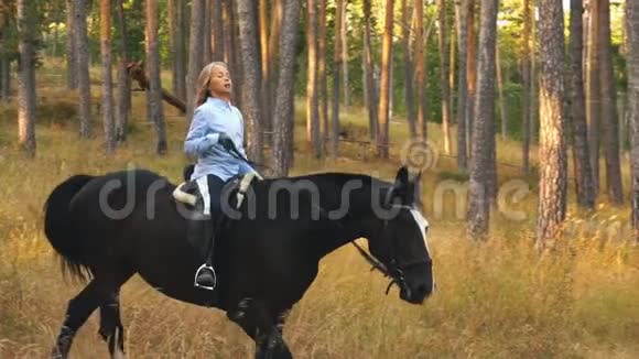 骑马的女孩骑在森林附近视频的预览图