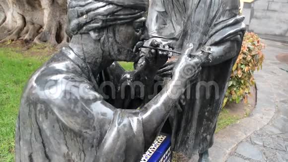 公园里的摩尔青铜雕塑视频的预览图